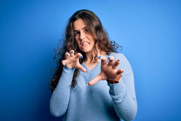 Jonge Mooie Vrouw Met Krullend Haar Dragen Blauwe Casual Trui — Stockfoto