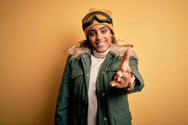 Νεαρή Αφρικάνα Αμερικανίδα Σκιέρ Που Φοράει Αθλητικά Ρούχα Χιονιού Και — Φωτογραφία Αρχείου
