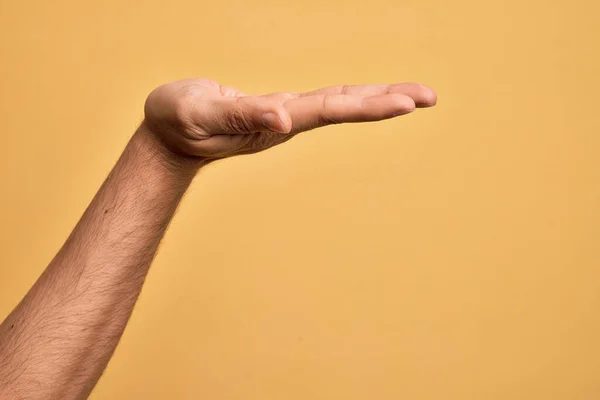 Mão Jovem Caucasiano Mostrando Dedos Sobre Fundo Amarelo Isolado Com — Fotografia de Stock