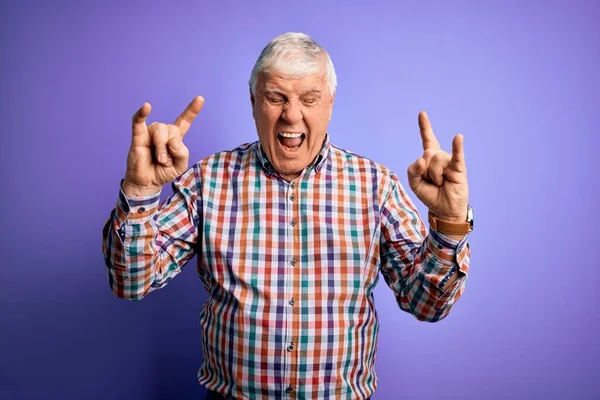 Senior Knappe Hamburger Man Dragen Casual Kleurrijke Shirt Geïsoleerde Paarse — Stockfoto