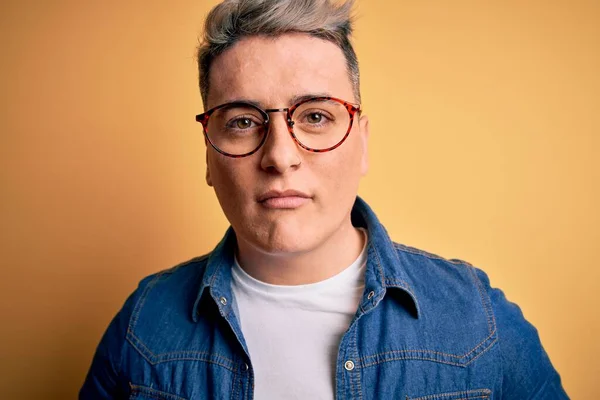 Primer Plano Del Joven Guapo Hombre Moderno Con Gafas Chaqueta —  Fotos de Stock