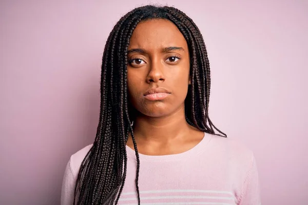 Primo Piano Giovane Donna Afroamericana Vestita Con Maglione Rosa Sfondo — Foto Stock