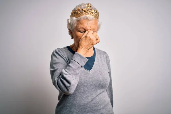 Senior Mooie Grijs Harige Vrouw Dragen Gouden Koningin Kroon Witte — Stockfoto