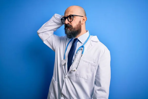 Bello Uomo Medico Calvo Con Barba Indossando Occhiali Stetoscopio Sfondo — Foto Stock