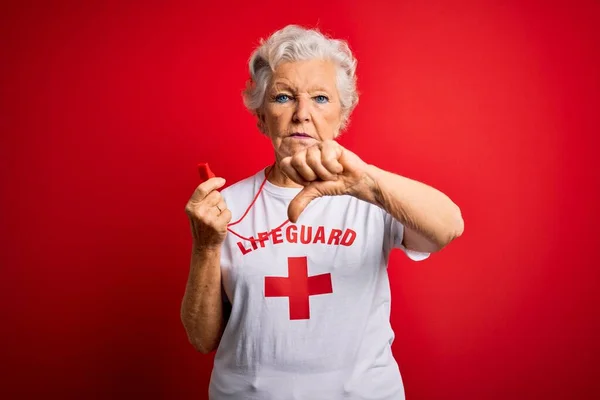 Senior Hermosa Salvavidas Pelo Gris Mujer Con Camiseta Con Cruz — Foto de Stock