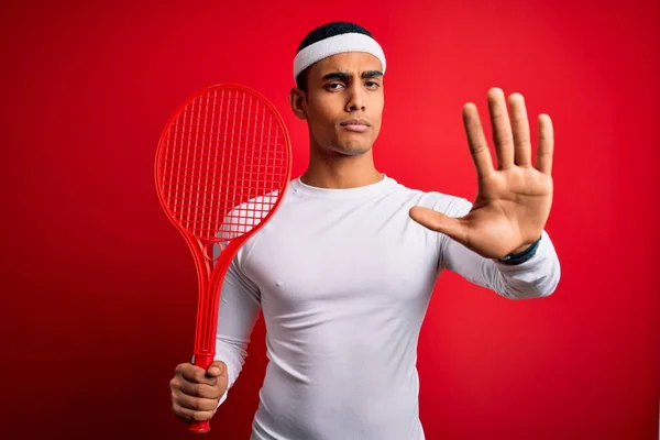 Ung Snygg Afrikansk Amerikansk Idrottsman Spelar Tennis Med Hjälp Racket — Stockfoto