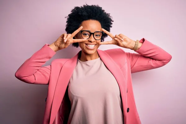 Ung Vacker Afroamerikansk Afro Affärskvinna Med Lockigt Hår Bär Rosa — Stockfoto