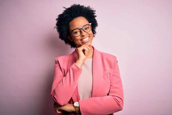 Jeune Belle Afro Afro Américaine Aux Cheveux Bouclés Portant Une — Photo