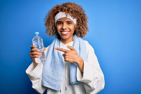 Junge Afrikanisch Amerikanische Sportlerin Beim Sport Mit Handtuch Trinkt Wasserflasche — Stockfoto
