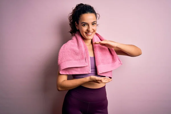 Jeune Belle Sportive Aux Cheveux Bouclés Faisant Sport Utilisant Une — Photo