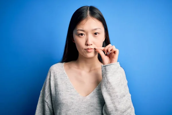 Jonge Mooie Aziatische Vrouw Draagt Casual Trui Staan Blauw Geïsoleerde — Stockfoto