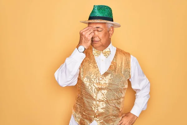 Hombre Mediana Edad Pelo Gris Vestido Con Crema Carnaval Brasileño —  Fotos de Stock