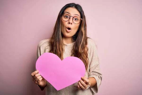 Young Beautiful Brunette Romantic Woman Holding Big Heart Paper Celebrating — Stock Photo, Image