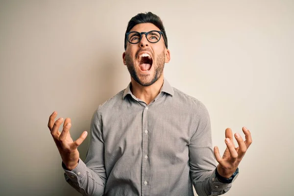 Homem Bonito Jovem Vestindo Camisa Elegante Óculos Sobre Fundo Branco — Fotografia de Stock