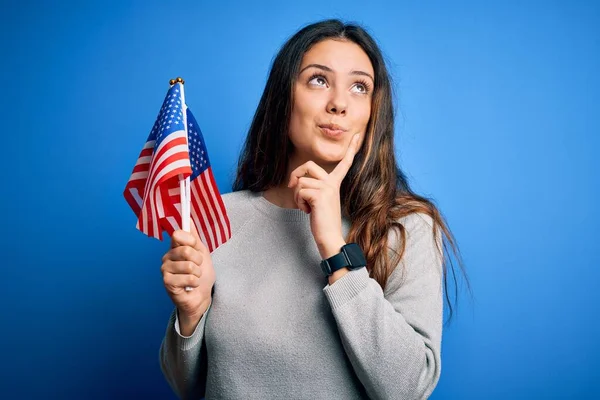 Ung Vacker Brunett Patriotisk Kvinna Som Håller Amerikansk Flagga Firar — Stockfoto