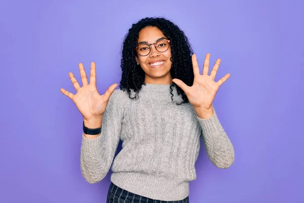 Młoda Afroamerykanka Ubrana Luźny Sweter Okulary Fioletowym Tle Pokazująca Wskazująca — Zdjęcie stockowe