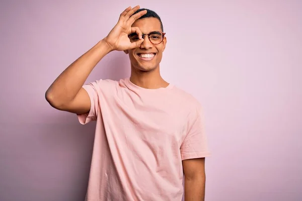 Hezký Africký Američan Nosí Ležérní Tričko Brýle Přes Růžové Pozadí — Stock fotografie