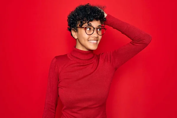 Fiatal Gyönyörű Afro Amerikai Visel Garbó Pulóver Szemüveg Mosolygós Magabiztos — Stock Fotó
