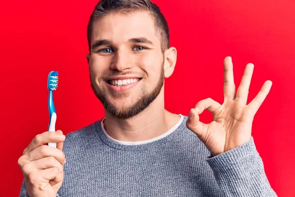 Jeune Bel Homme Tenant Une Brosse Dents Faisant Signe Avec — Photo