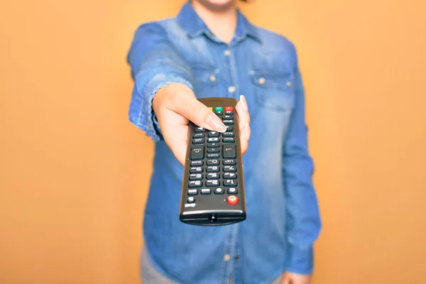 Donna Che Cambia Canale Televisivo Con Telecomando Piedi Sopra Isolato — Foto Stock