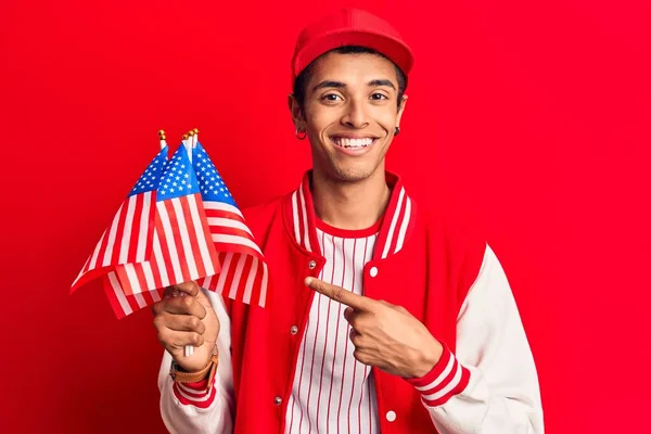 Joven Amerciense Africaico Con Bandera Americana Uniforme Béisbol Sonriendo Alegremente —  Fotos de Stock