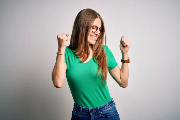 Ung Vacker Rödhårig Kvinna Bär Casual Grön Shirt Och Glasögon — Stockfoto