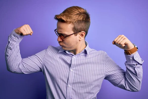 Giovane Bel Rossa Uomo Indossa Camicia Casual Occhiali Sfondo Viola — Foto Stock