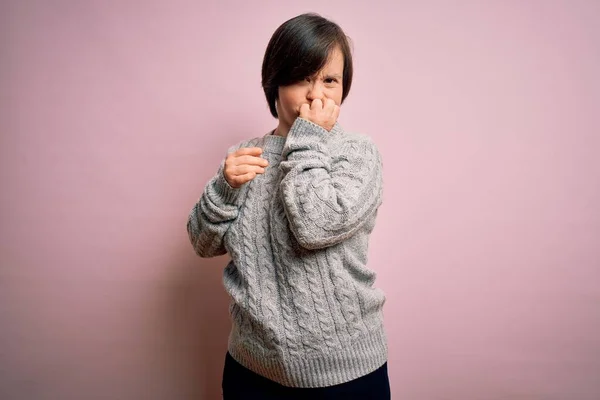 Młoda Kobieta Zespołem Downa Nosząca Luźny Sweter Odizolowanym Tle Wyglądająca — Zdjęcie stockowe
