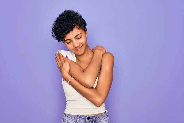 Joven Mujer Afro Afroamericana Hermosa Vistiendo Camiseta Casual Sobre Fondo — Foto de Stock