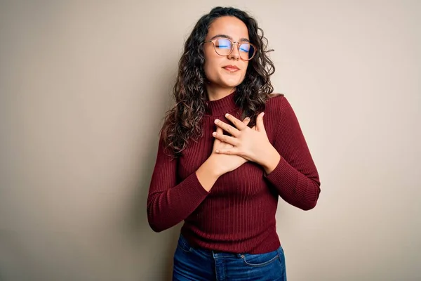 Bella Donna Con Capelli Ricci Indossa Maglione Casual Occhiali Sfondo — Foto Stock