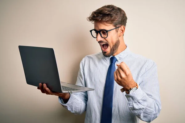 Giovane Uomo Affari Con Gli Occhiali Che Lavorano Utilizzando Computer — Foto Stock