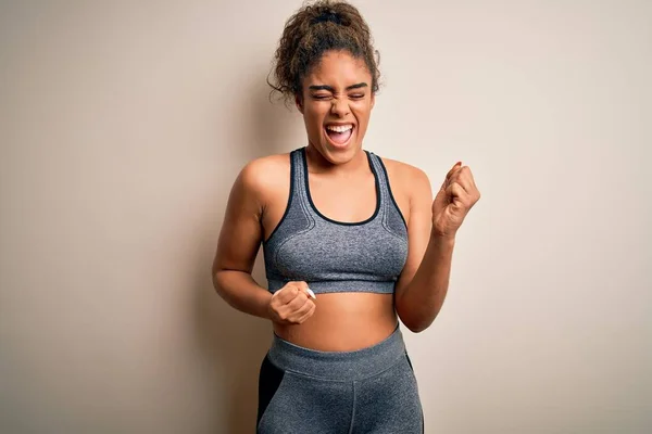 Joven Deportista Afroamericana Haciendo Deporte Con Ropa Deportiva Sobre Fondo — Foto de Stock