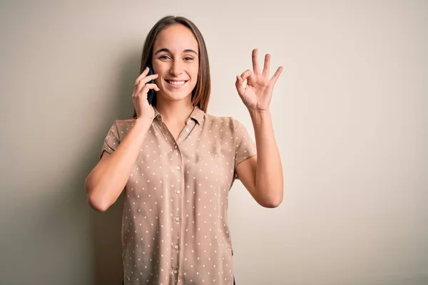 Ung Vacker Kvinna Som Har Samtal Talar Smartphone Över Vit — Stockfoto