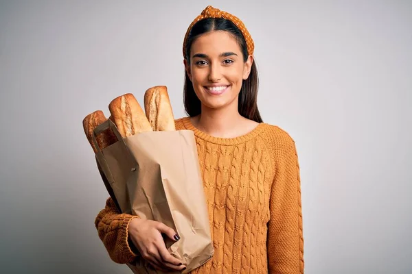 Ung Vacker Brunett Kvinna Håller Papperspåse Med Bröd Över Vit — Stockfoto