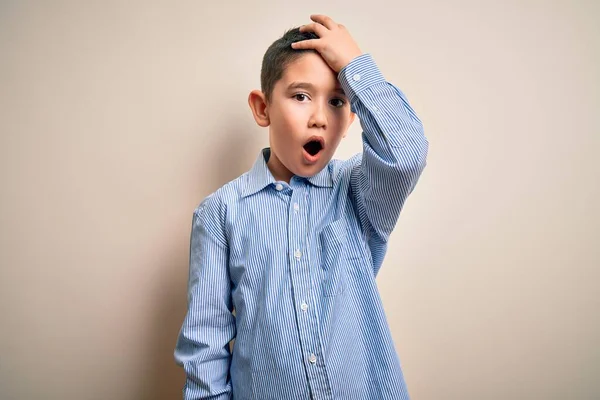 Jongetje Met Een Elegant Hemd Een Geïsoleerde Achtergrond Verrast Met — Stockfoto