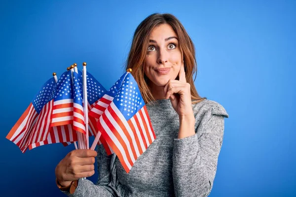 Joven Mujer Patriótica Hermosa Sosteniendo Banderas Los Estados Unidos Celebrando —  Fotos de Stock