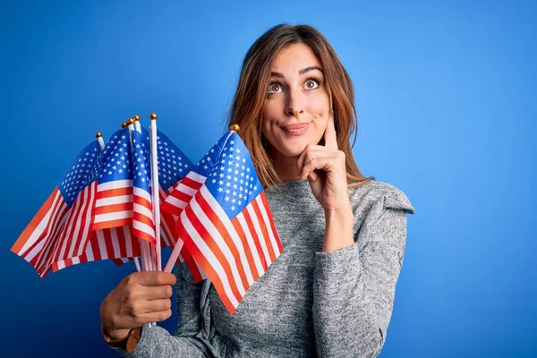 Giovane Bella Donna Patriottica Che Tiene Bandiere Degli Stati Uniti — Foto Stock