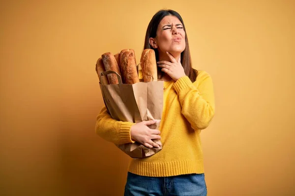 Joven Mujer Hermosa Sosteniendo Una Bolsa Pan Fresco Saludable Sobre —  Fotos de Stock