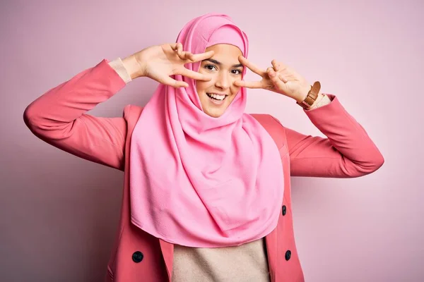 Junges Schönes Mädchen Mit Muslimischem Hijab Das Vor Isoliertem Rosa — Stockfoto