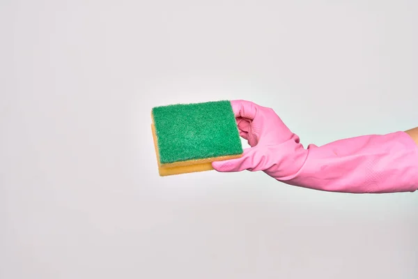 Mão Jovem Caucasiana Vestindo Luva Limpeza Segurando Esponja Scourer Sobre — Fotografia de Stock