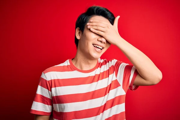 Joven Hombre Chino Guapo Usando Casual Rayas Camiseta Pie Sobre —  Fotos de Stock
