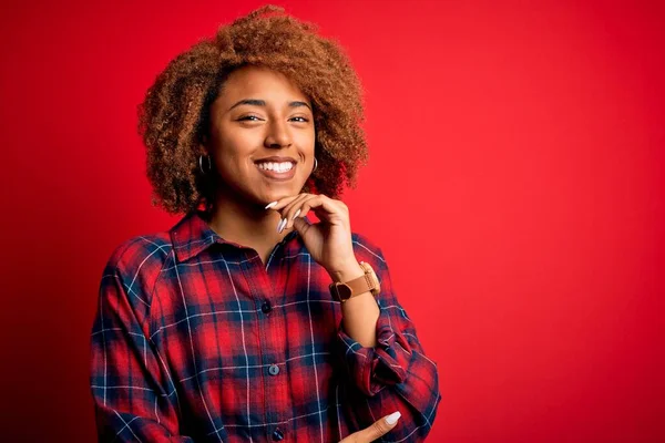 Joven Hermosa Afroamericana Afro Mujer Con Pelo Rizado Con Camisa — Foto de Stock