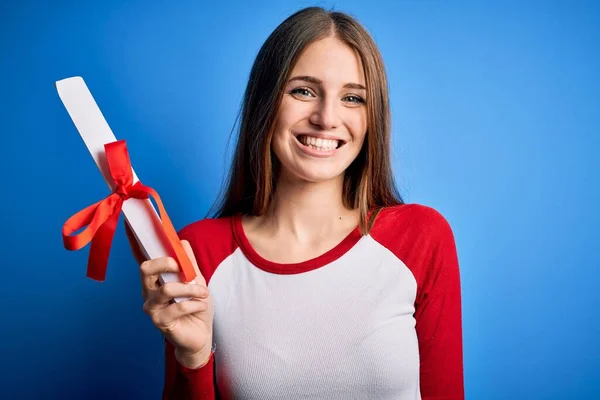 若いです美しいです赤毛学生女性保持大学卒業学位幸せな顔立ちと笑顔で自信を持って笑顔示す歯 — ストック写真