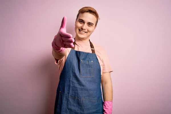 Joven Hombre Pelirrojo Guapo Limpiador Haciendo Tareas Domésticas Con Delantal —  Fotos de Stock