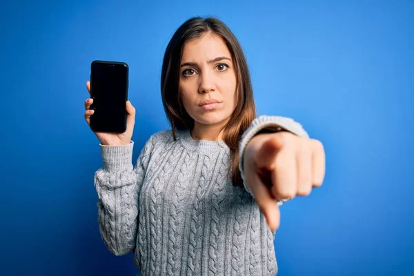 Jovem Mostrando Tela Smartphone Branco Sobre Fundo Isolado Azul Apontando — Fotografia de Stock