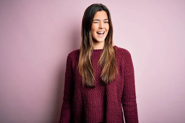 Menina Bonita Nova Vestindo Camisola Casual Sobre Fundo Rosa Isolado — Fotografia de Stock