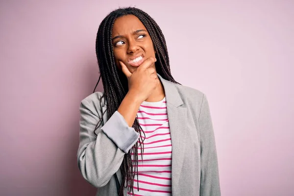 Fiatal Afro Amerikai Üzletasszony Áll Rózsaszín Elszigetelt Háttér Gondolkodás Aggódik — Stock Fotó