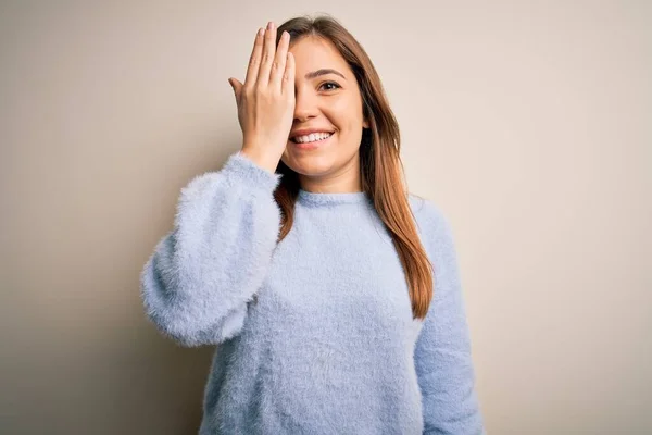 Mooie Jonge Vrouw Draagt Casual Winter Trui Staan Geïsoleerde Achtergrond — Stockfoto