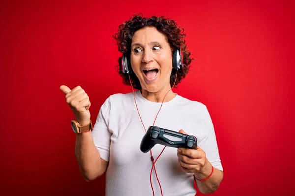 Medelålders Lockigt Hår Gamer Kvinna Spelar Spel Med Joystick Och — Stockfoto