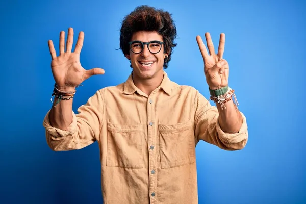 Genç Yakışıklı Bir Adam Rahat Gömleğini Giyer Mavi Arka Plan — Stok fotoğraf